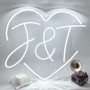 Customised single heart middle initial neon sign, personalised LED neon lights for weddings, events, parties, bedrooms, living rooms and home decor, unique and ideal gift for birthdays, weddings, ceremonies, Valentine's Day, Children's Day and more!